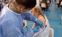 Imagen de archivo de una sanitaria suministrando una vacuna contra la Covid-19